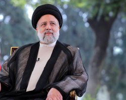 На борту вертолета Раиси был "таинственный" россиянин: подробности