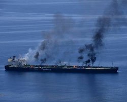 На борту был украинец: Иран атаковал нефтяной танкер возле Омана и торговое судно в Бахрейне (видео)