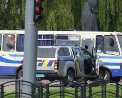 Жителей домов рядом с захваченным автобусом эвакуируют: террорист может стрелять по окнам