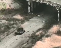 Остановились перед промзоной: OSINT-аналитики заметили танк РФ на коксохиме в Авдеевке (видео)