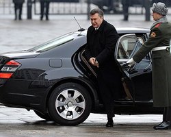 Янукович может находиться в гольф-клубе под Харьковом, - активист 