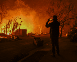 10 тисяч доларів на день: особняки мільйонерів у Лос-Анджелесі рятують приватні пожежники