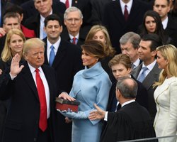 "Это будет мощно": стилист рассказала, какой образ выберет Мелания Трамп на инаугурацию