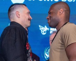 Усик — Дюбуа: где смотреть бой, за который украинский чемпион заработает гораздо меньше €49 млн