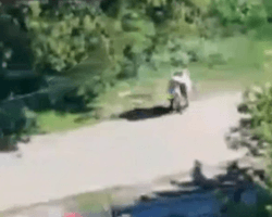 Местные вышли обниматься: мотопехота ВС РФ заехала в поселок в Донецкой области, — DeepState (видео)