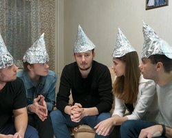 Одягніть шапочку з фольги і влаштовуйтеся зручніше: 8 найпопулярніших теорій змови (фото)