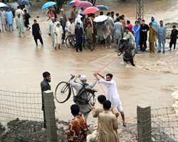 Наводнение в Пакистане: у спасателей не хватает техники