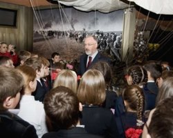 Табачник поработал экскурсоводом для школьников