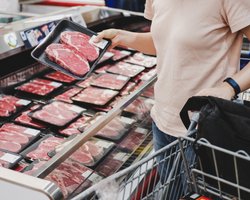 Подорожание кормов, топлива, рост тарифов: эксперты рассказали, каких цен на мясо ждать осенью