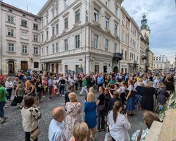 Прощание с Ириной Фарион: во Львове возле храма собираются люди (видео)