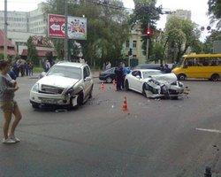 СМИ: В Киеве Porsche с номерами Верховной Рады протаранил два автомобиля