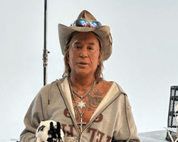 С большими долгами: голливудский актер выглядит неузнаваемым (фото)