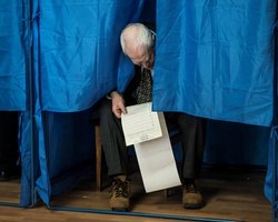 Серо-голубой: ЦИК определил цвет бюллетеня с Зеленским и Порошенко