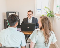 Вложиться в недвижимость или купить крипту? Эксперты рассказали, куда лучше инвестировать деньги