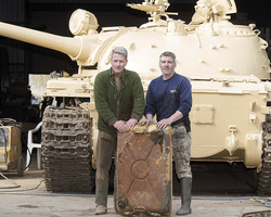 Мужчина купил старый российский танк и нашел внутри золотые слитки (фото)