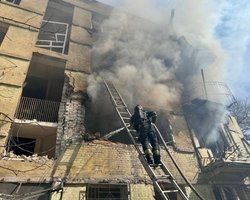 "Шахед" РФ врезался в многоэтажку в Днепре: вынесло стены, есть пострадавшие (видео)