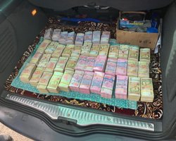 Человека "кандидата Ю." задержали с 2,5 млн гривен "черного нала", – Луценко