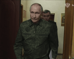 "Сигнал рішучості": Пєсков пояснив, чому Путін провів нараду на Курщині в камуфляжі (відео)