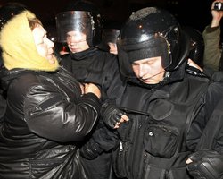 Оппозиция: Беркут ворвался в округ №197 в Каневе и украл протоколы и печать