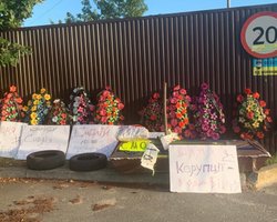 К дому экс-главы НБУ Якова Смолия принесли гроб и похоронные венки