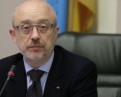 Украина не будет вносить в Конституцию вопрос об особом статусе Донбасса, – Резников