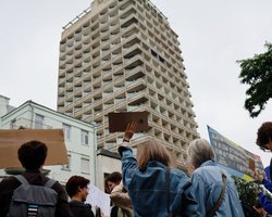 Під Верховною Радою зібрався мітинг: кияни зустріли криками нардепку Безуглу (фото, відео)