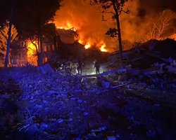 ВС РФ обстреляли жилой дом в Харькове: начался сильный пожар, известно о 6 погибших (видео)