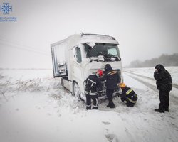 Дождь, мокрый снег и метели: в ГСЧС призывают украинцев оставаться дома из-за погоды