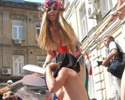 FEMEN задержали под Печерским судом за акцию "Забой кролятины"