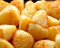 Запечена картопля на свята: шефкухарі розкрили три прості секрети ідеальної скоринки (відео)