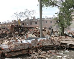 Из-под завалов разрушенной оккупантами трехэтажки в Харькове достали тела 15 человек — ГСЧС (фото)