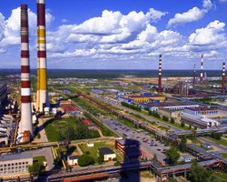 Ленінградську область РФ масовано атакували дрони: під атакою міг опинитися великий НПЗ, здійнялася пожежа