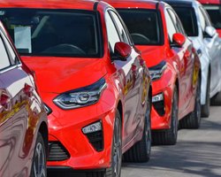 Авторинок України відновлює втрачені позиції: які автомобілі купують (фото)