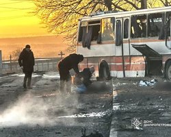 Удар РФ по автобусу на Дніпропетровщині: кількість загиблих зросла до 15 осіб (фото)