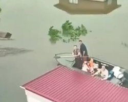 Happy End: ВСУ спасли семью, застрявшую на чердаке во время потопа в Алешках, — СМИ (видео)