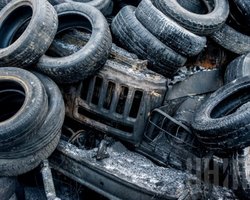 На Теремках люди строят баррикады и ищут титушек в автобусах