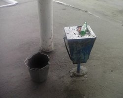 После взрывов в Днепропетровске мусорные урны в Луганской области замотали полиэтиленом