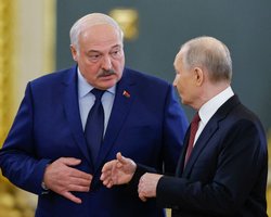 Блефует в угоду Путину. Зачем Лукашенко подтягивает танки к границе с Украиной