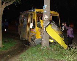 В Луганске маршрутка врезалась в электроопору