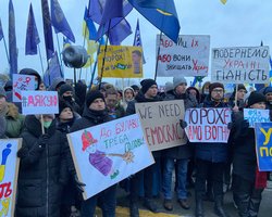 У аэропорта "Жуляны", куда должен прилететь Порошенко, собрался митинг его сторонников (фото)