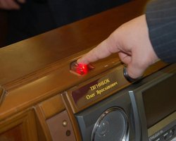 Аппарат Рады разрешил протестировать систему голосования Рада-3  