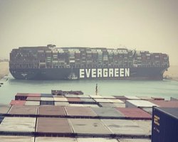 На разблокировку Суэцкого канала от судна Ever Given могут уйти недели