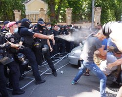 "Будем прорываться": праворадикалы пришли под Офис президента, где проходит ЛГБТ-рейв (видео)