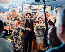 Артисты оперного театра спели на киевском рынке фрагмент из оперы