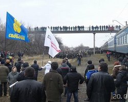 В Днепропетровской области люди остановили поезд с десантниками