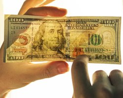 Старые доллары не берут: имеют ли право банки не принимать изношенные купюры — объяснение юриста