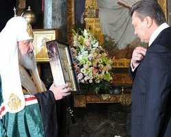Патриарх Кирилл вручил Януковичу церковный орден на 60-летие