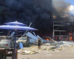 Удар по супермаркету в Константиновке: погибли 4 человека, 24 ранены (видео)