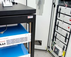 "Батарея Едісона" заряджається за секунди і тримає заряд десятки років: як вона працює