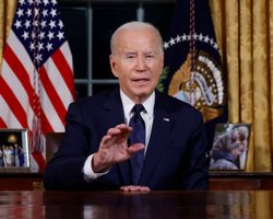 "Скажи четко": Байден ошибочно повторил подсказки суфлера (видео)